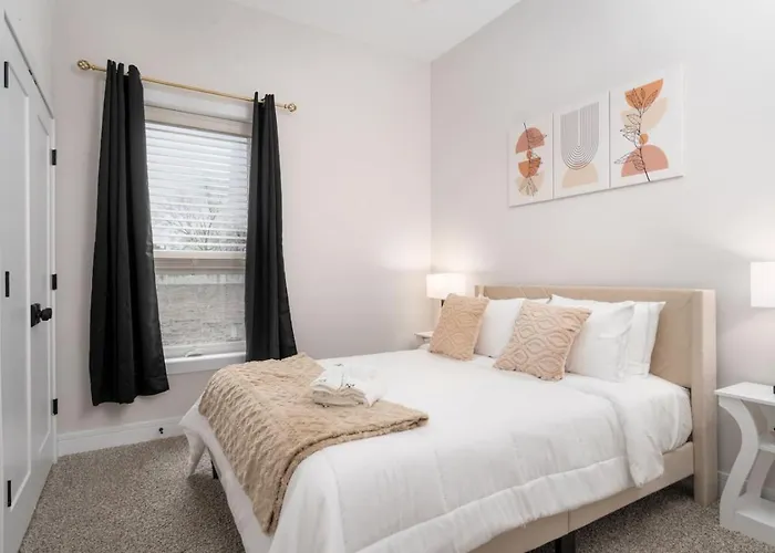 Modern 3br Near Dt Chi *