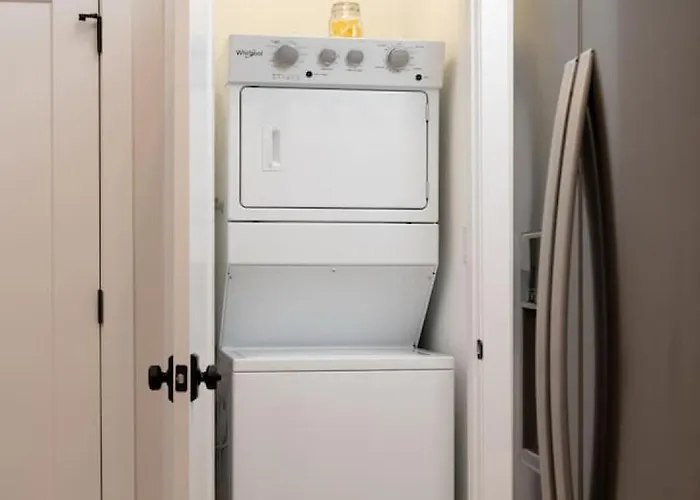 Modern 3br Near Dt Chi *