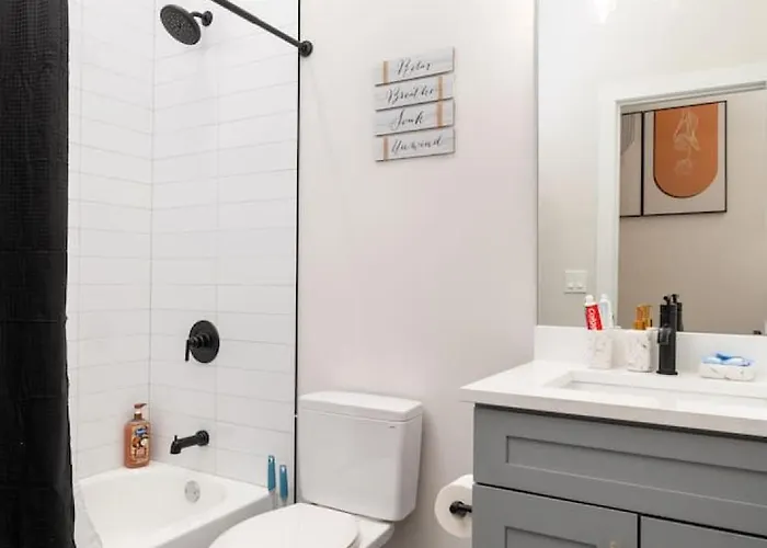 Modern 3br Near Dt Chi *